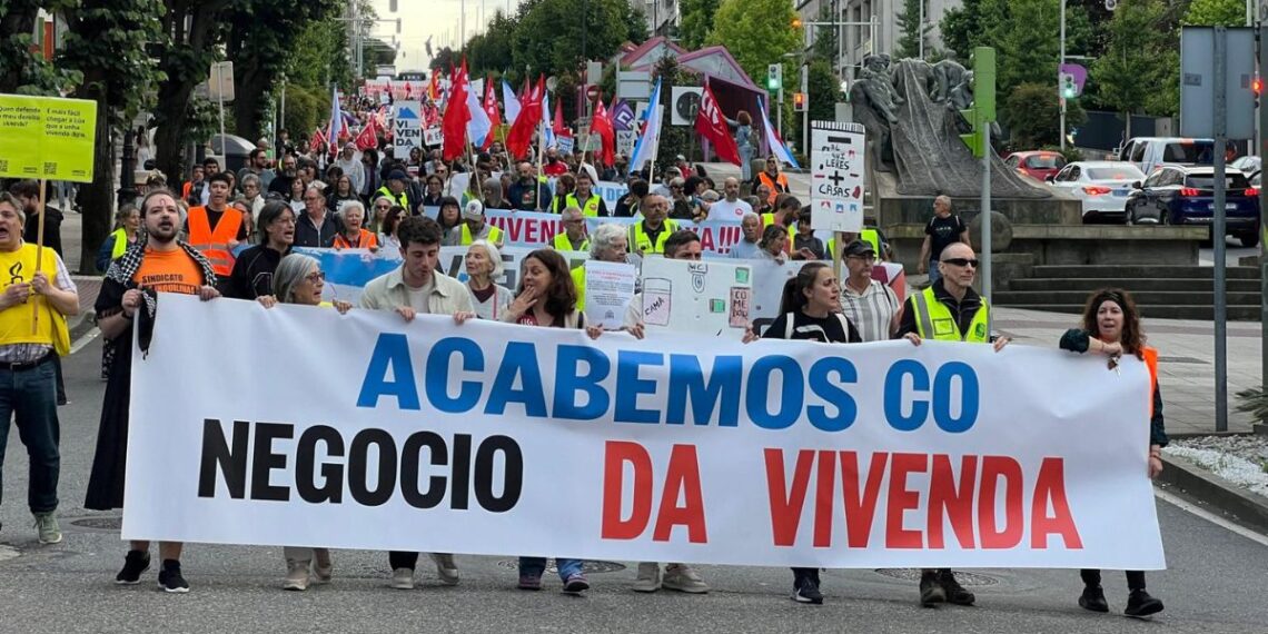 Centenares de personas marchan en Vigo para exigir medidas "valientes" en vivienda: "Cústanos a vida"
