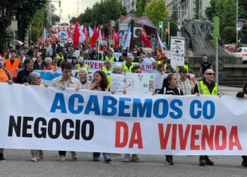 Centenares de personas marchan en Vigo para exigir medidas "valientes" en vivienda": "Cústanos a vida"