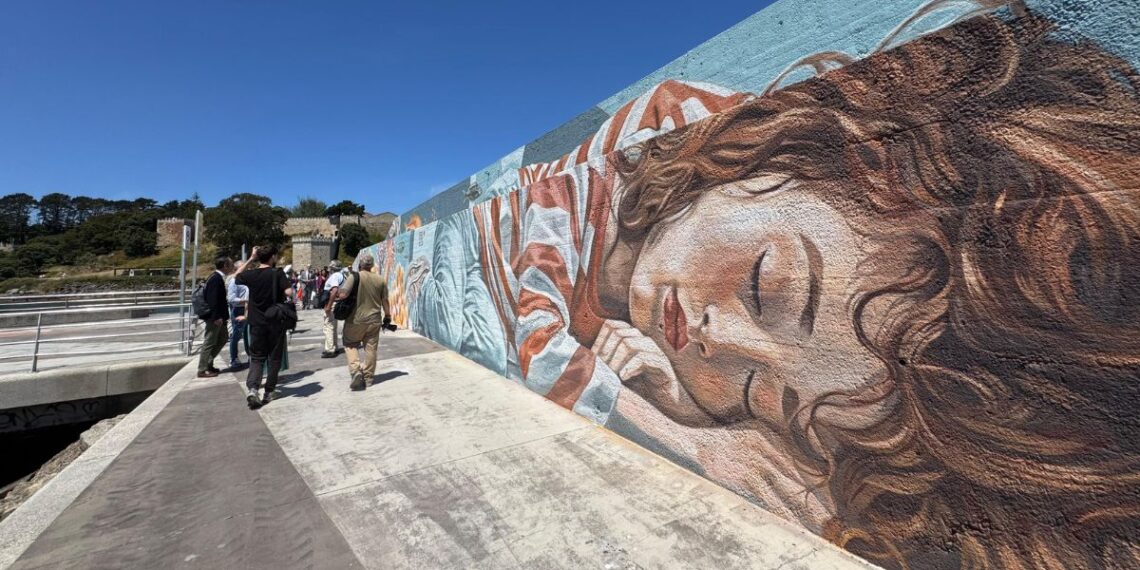 Baiona pasa a la historia con un impresionante mural de arte, el más grande de España