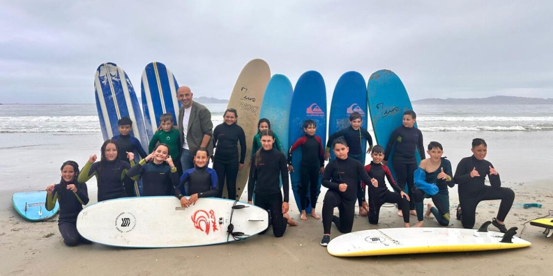 Escolares de O Porriño se suman a la "Operación Ola" para disfrutar de jornadas de surf