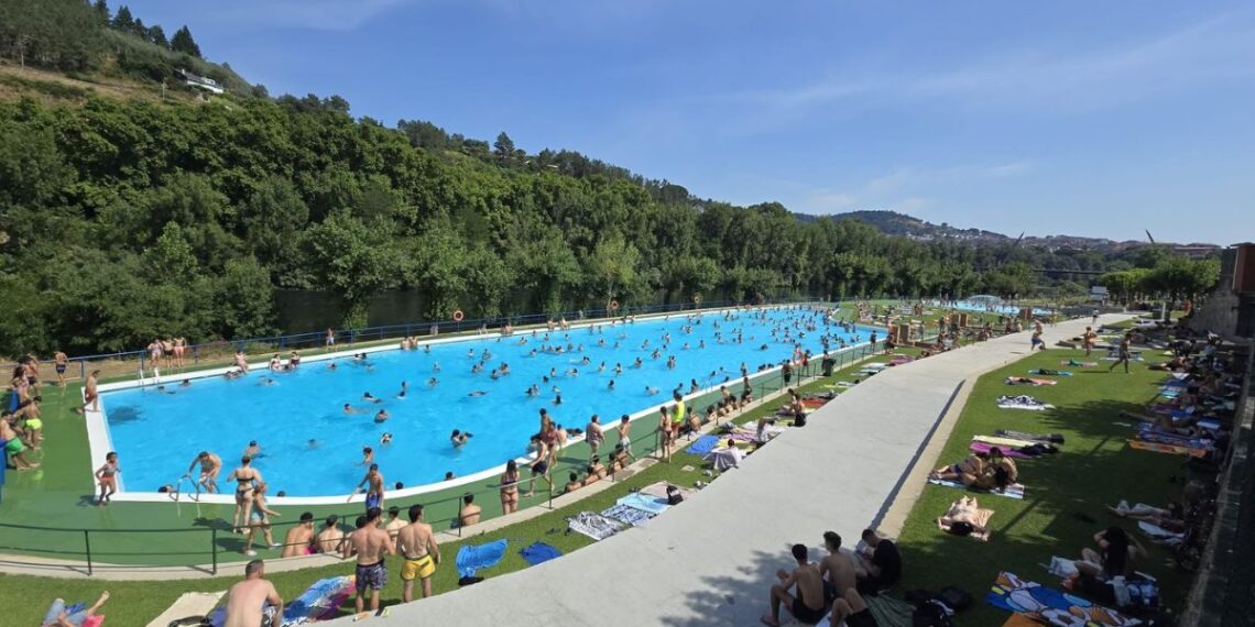 Ourense abre sus macro piscinas gratuitas a orillas del Miño para darse un refrescante chapuzón