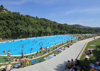 Ourense abre sus macro piscinas gratuitas a orillas del Miño para darse un refrescante chapuzón