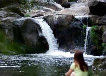 Rescatan a un joven tras precipitarse en las populares pozas del río Oitavén, en Soutomaior