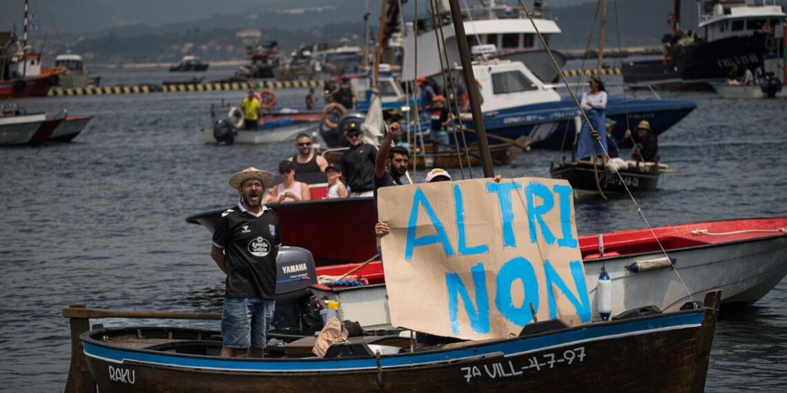 Multitudinaria protesta en Arousa por tierra y por mar para "parar" Altri y la mina de Touro