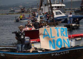 Multitudinaria protesta en Arousa por tierra y por mar para "parar" Altri y la mina de Touro