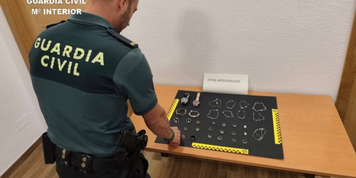 Dos personas detenidas por robar en joyerías de Nigrán y Vigo y llevarse pulseras, anillos o relojes