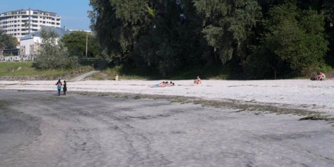Un nuevo vertido obliga a prohibir el baño en una playa de Vigo