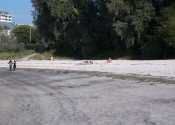 Un nuevo vertido obliga a prohibir el baño en una playa de Vigo
