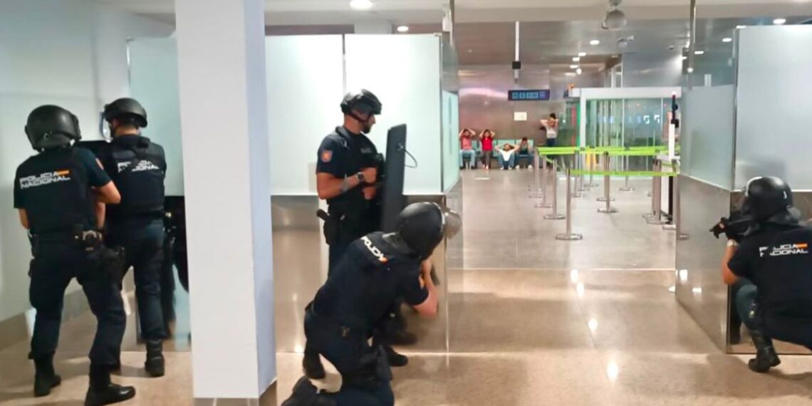 Terroristas invaden el aeropuerto de Vigo y toman rehenes en el simulacro de un ataque en la terminal