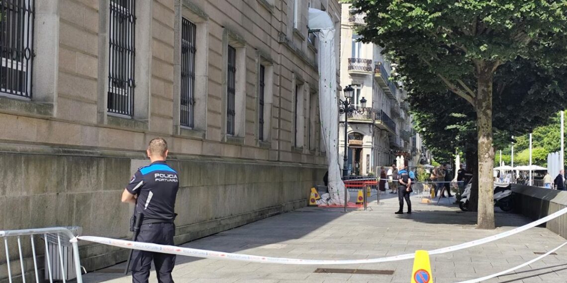 Evacuación urgente en un edificio de Vigo por un simulacro con puertas bloqueadas y un tobogán