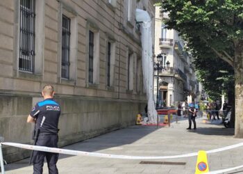 Evacuación urgente en un edificio de Vigo por un simulacro con puertas bloqueadas y un tobogán