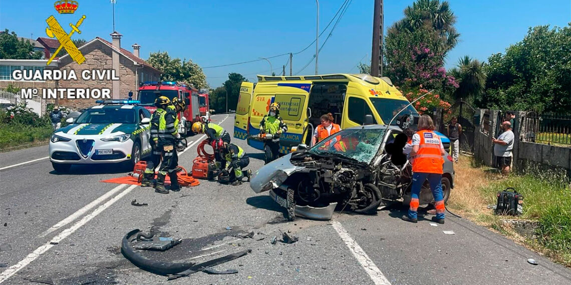 Aparatoso accidente en Pontevedra, herida muy grave una conductora tras chocar con un camión bañera