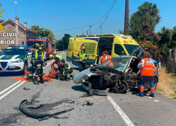 Aparatoso accidente en Pontevedra, herida muy grave una conductora tras chocar con un camión bañera