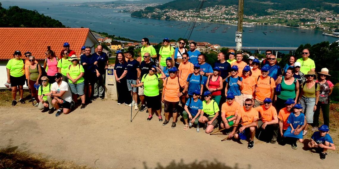 Más de 200 personas comprueban la belleza del Camino de Santiago que une Vigo y Redondela