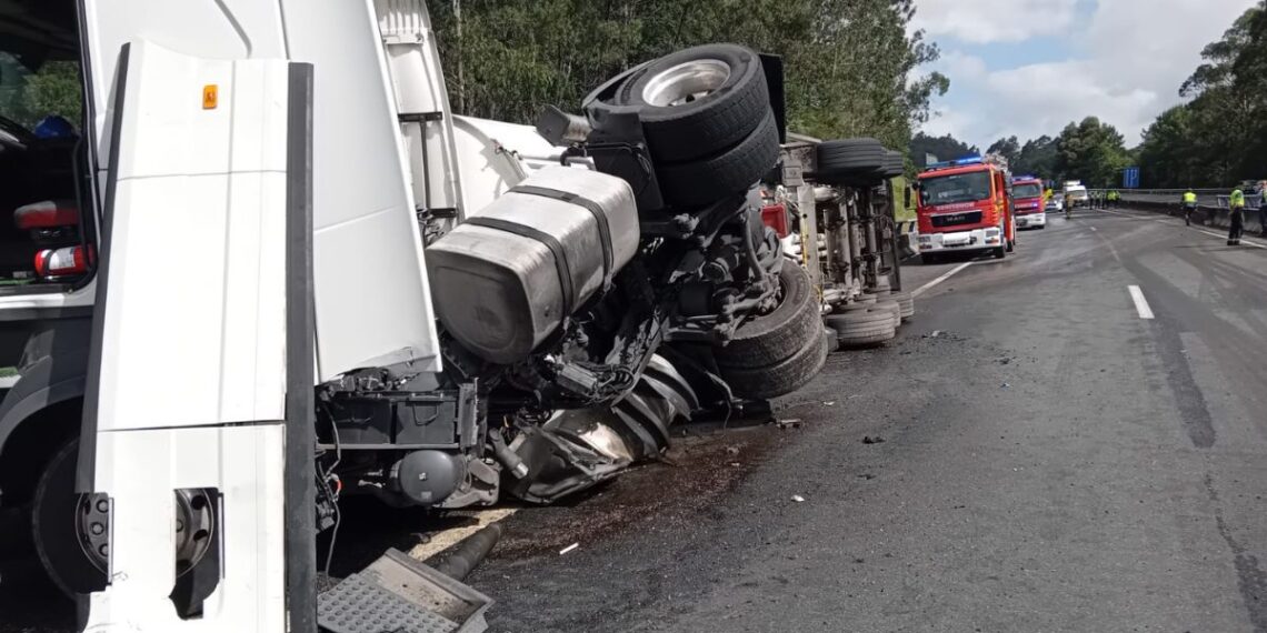Así fue el gran operativo en Mos tras el vuelco de un camión cisterna en la AP-9 lleno de gasóleo
