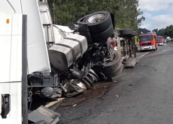 Así fue el gran operativo en Mos tras el vuelco de un camión cisterna en la AP-9 lleno de gasóleo