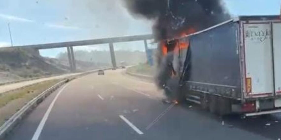 Cortada la A-52 en Galicia por la colisión entre dos camiones que provocó que uno se incendiara