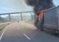 Cortada la A-52 en Galicia por la colisión entre dos camiones que provocó que uno se incendiara