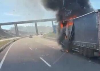 Cortada la A-52 en Galicia por la colisión entre dos camiones que provocó que uno se incendiara