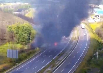Cortada la A-52 en Galicia por la colisión entre dos camiones que provocó que uno se incendiara