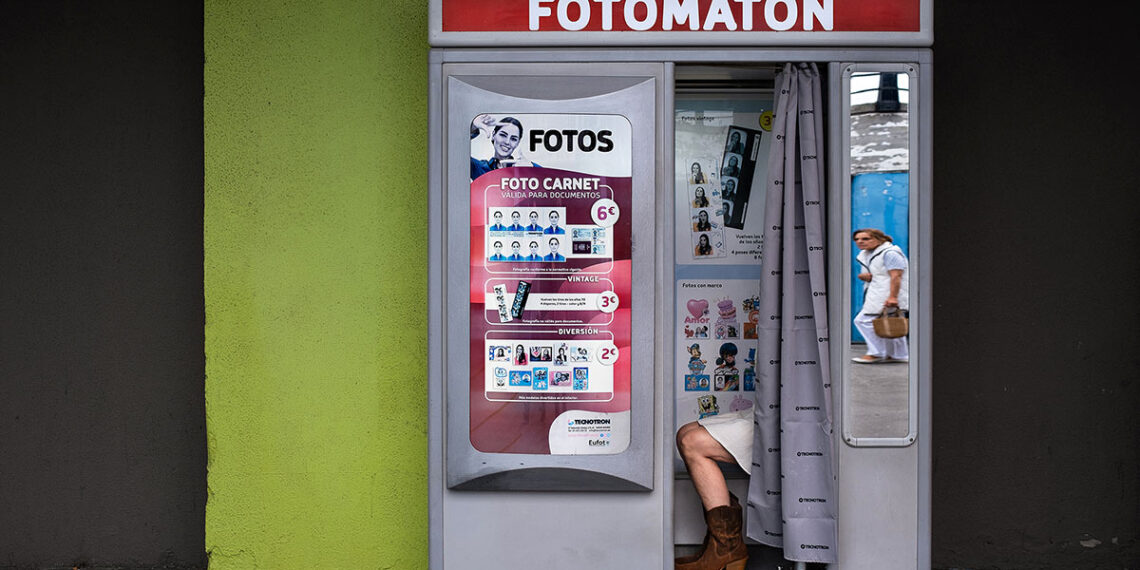 El fotógrafo de Vigo que conquista a España con la imagen de un fotomatón