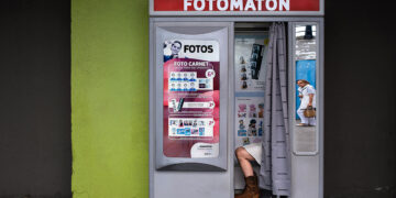 El fotógrafo de Vigo que conquista a España con la imagen de un fotomatón