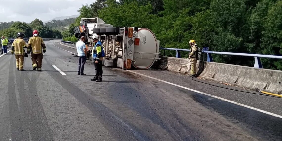 Activado un aviso sanitario tras el vertido de gasóleo en Mos por el vuelco de un camión en la AP-9