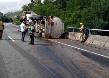 Activado un aviso sanitario tras el vertido de gasóleo en Mos por el vuelco de un camión en la AP-9