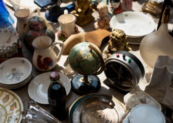 Muebles retro, moda vintage y piezas únicas en un mercadillo efímero en Vigo