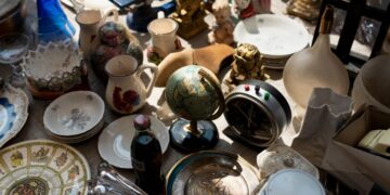 Muebles retro, moda vintage y piezas únicas en un mercadillo efímero en Vigo