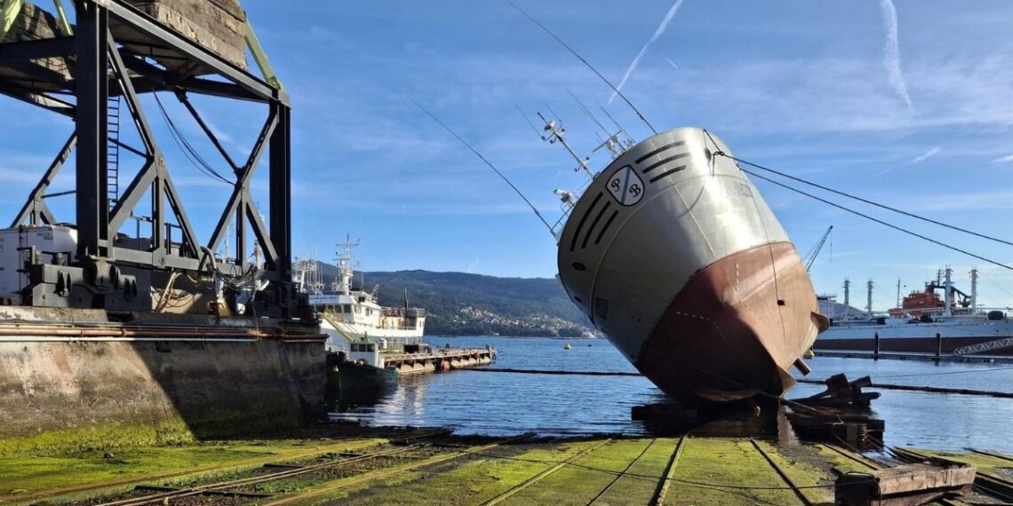 Un pesquero queda encallado en un astillero de Vigo sin heridos ni vertido
