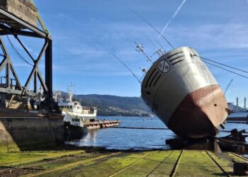 Un pesquero queda encallado en un astillero de Vigo sin heridos ni vertido