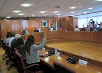 El PSOE de Vigo respalda a la edila imputada, el PP censura que sea "intocable" y el BNG deja el Pleno