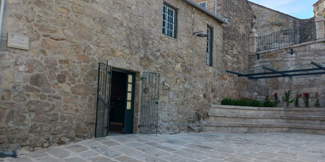 Un nuevo local quiere poner de moda la renovada plaza de Tui con una inauguración con tapas gratis