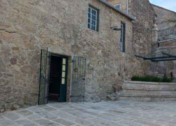 Un nuevo local quiere poner de moda la renovada plaza de Tui con una inauguración con tapas gratis