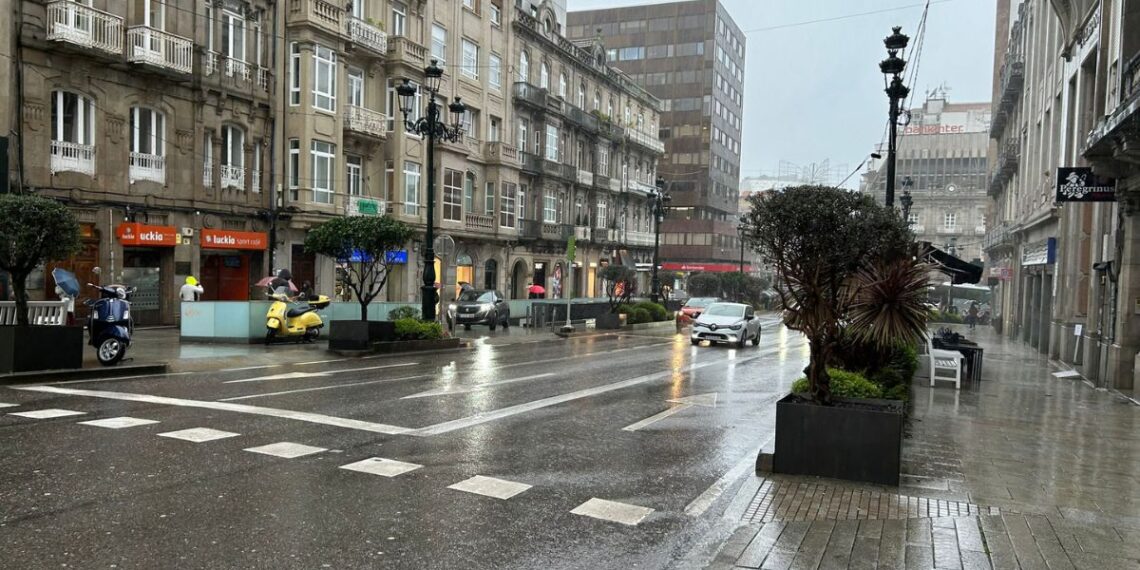 Galicia retira los avisos por calor pero activa la alerta por tormentas en Vigo