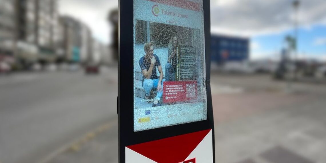 Reparar el nuevo mupi digital de Vigo vandalizado en Guixar costará casi 10.000 euros