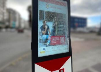 Reparar el nuevo mupi digital de Vigo vandalizado en Guixar costará casi 10.000 euros