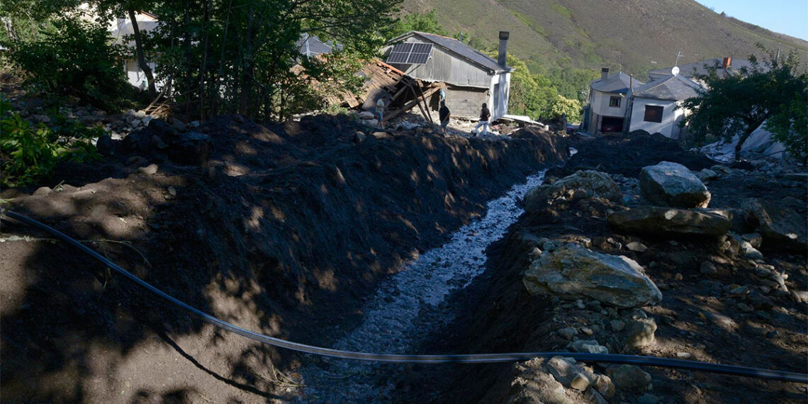 El agua continúa tocada en municipios de Ourense días después de las riadas que arrastraron lodo y escombros