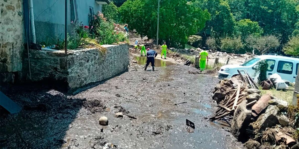 Continúa el reparto de agua en Vilardevós y la retirada de piedras y árboles en Viana do Bolo tras las riadas