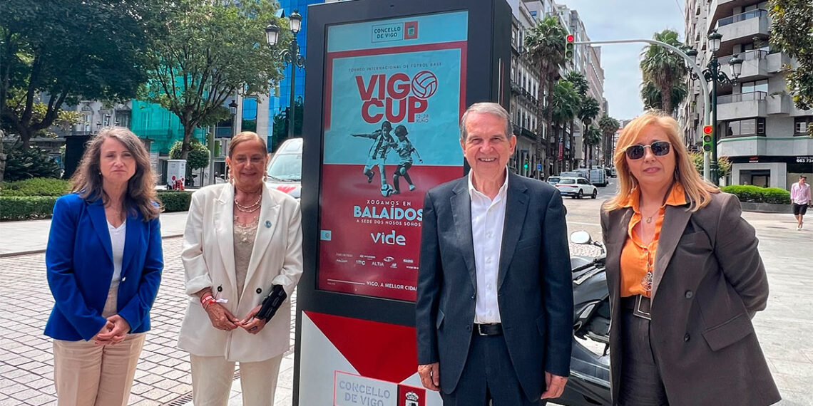 Caballero estrena la nueva red de mupis digitales de Vigo, "no descarto conectar en directo con Marisquiño"