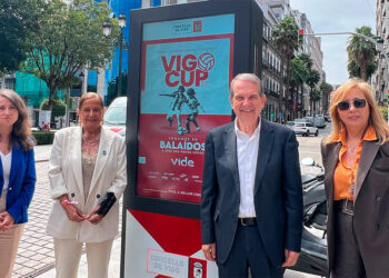 Caballero estrena la nueva red de mupis digitales de Vigo, "no descarto conectar en directo con Marisquiño"