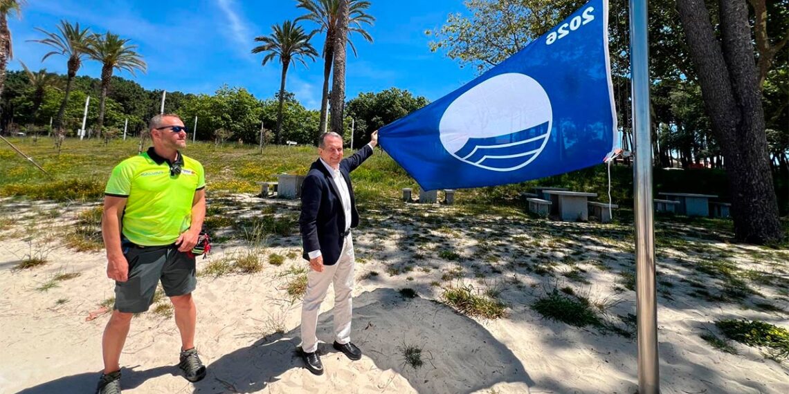 Caballero ondea las banderas que coronan a Vigo como la gran ciudad con las mejores playas de España