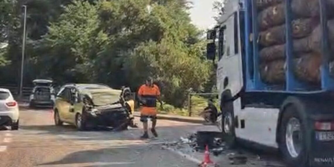 Aparatoso accidente entre un coche y un camión que transportaba madera en Gondomar