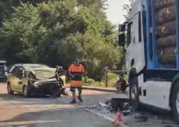 Aparatoso accidente entre un coche y un camión que transportaba madera en Gondomar