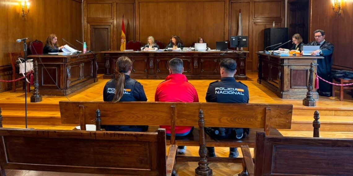 El acusado de quemar a su expareja en Vigo a los policías que lo encontraron: "Soy el que buscáis"