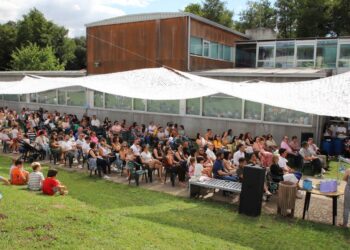 Salceda celebra los 25 años del Raíña Aragonta con emoción, música y placa conmemorativa