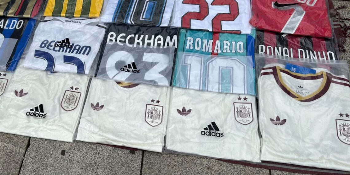 La réplica de la camiseta blanca de España con las dos estrellas se adelanta a las oficiales en Vigo