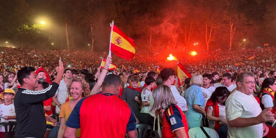 Miles de personas celebran a lo grande en Vigo el Mundial de España