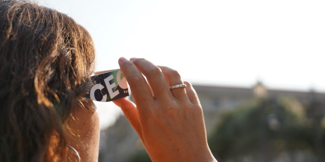 Disfrutar gratis del evento del año en las Rías Baixas, los concellos que repartirán gafas para el eclipse